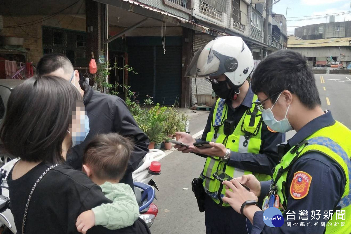 林女著急報警求助，順利將男童救出。