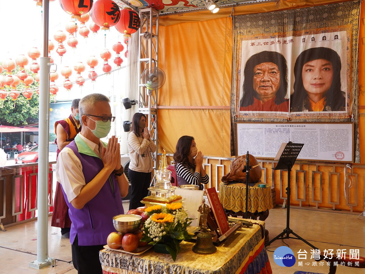 行動佛殿154站屏東新園，該會師兄帶領新園鄉鄉長方冠丁(中)頂禮南無第三世多杰羌佛