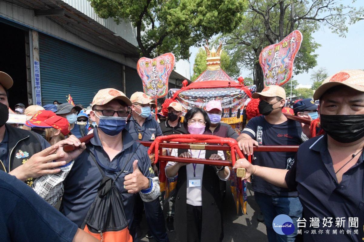 大甲鎮瀾宮媽祖午後1點前就進入彰化縣境，彰化縣長王惠美前往接駕。圖／彰化縣政府提供