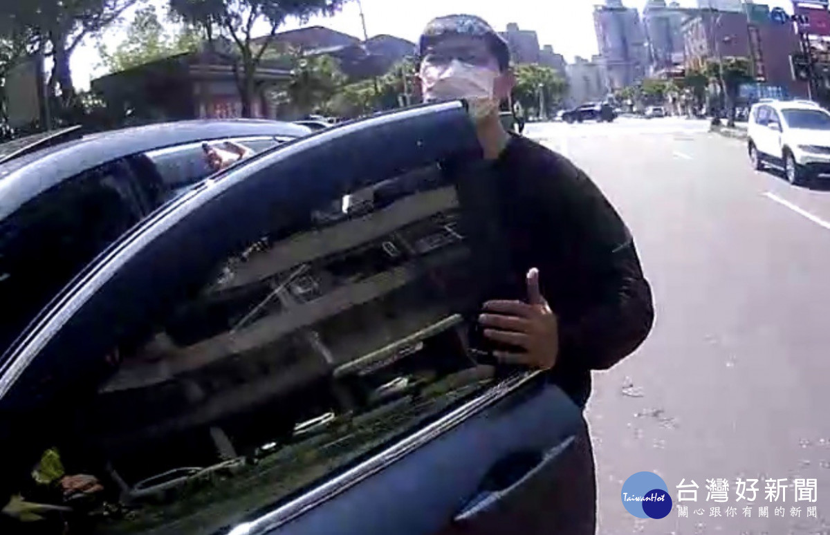女童頭部血流不止，熱心警協助開道就醫<br />
<br />
