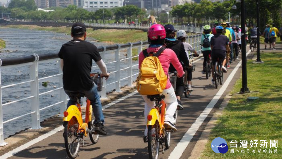 黃秘書長領騎，帶領近千人一起騎乘自行車及健行漫步於南崁溪畔