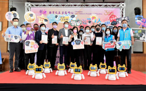 5家民間企業愛心捐贈彰化縣　凱比AIoT機器人及AI創新應用軟體。圖／彰化縣政府提供