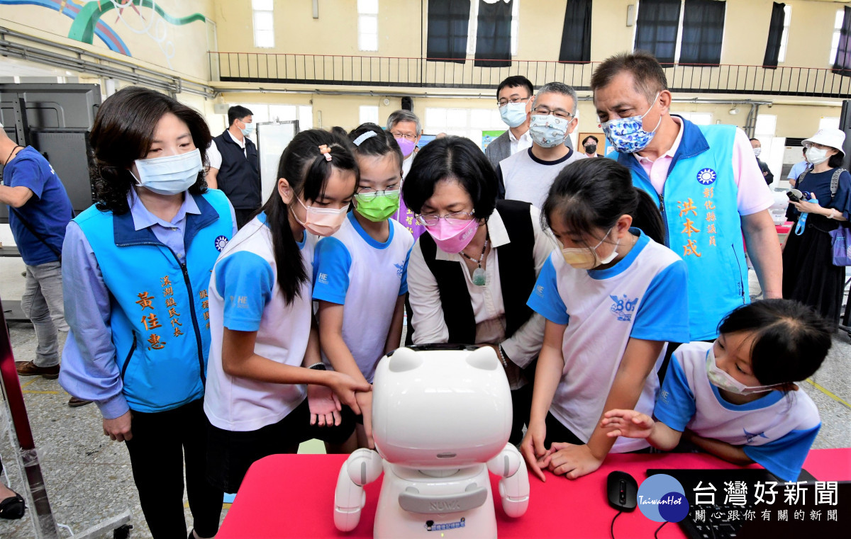 現縣長王惠美語小朋友一起操作機器人。圖／彰化縣政府提供