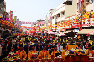 大甲媽祖到新港遶境進香，今天祝壽大典數千信眾在奉天宮廟前虔誠祝禱／嘉義縣府提供