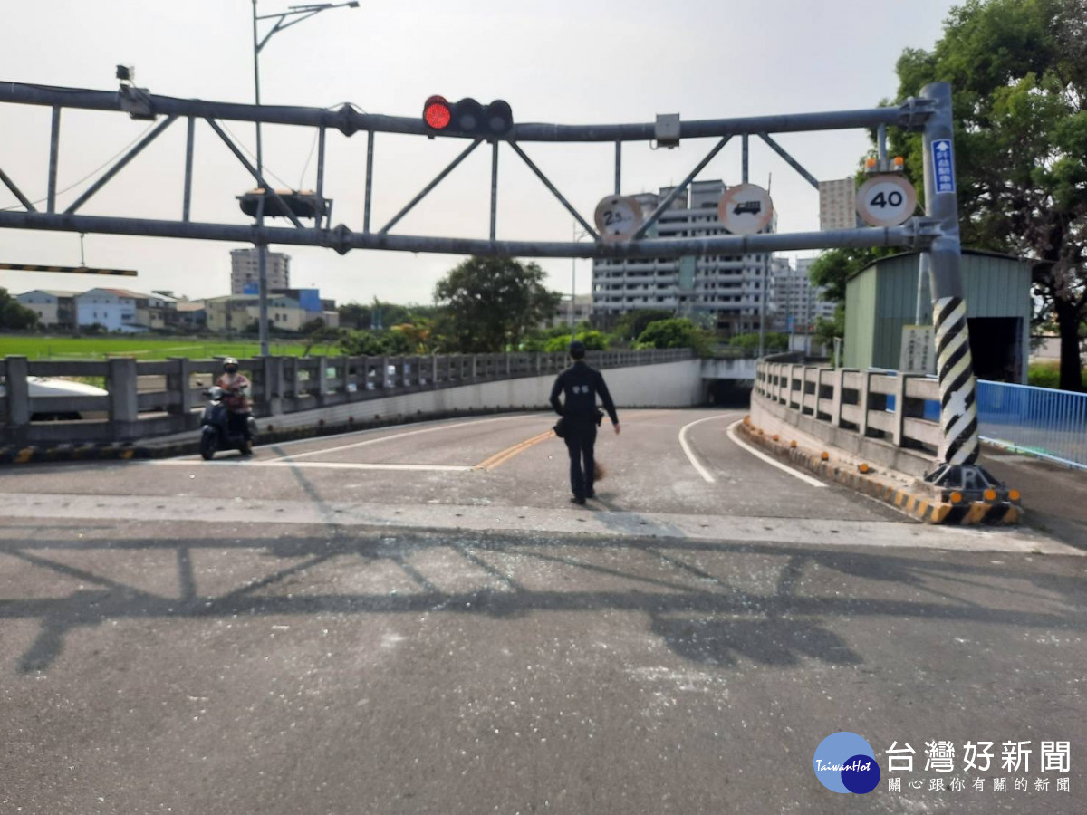 遊覽車司機誤撞限高桿，斗南警迅速排除／警方提供