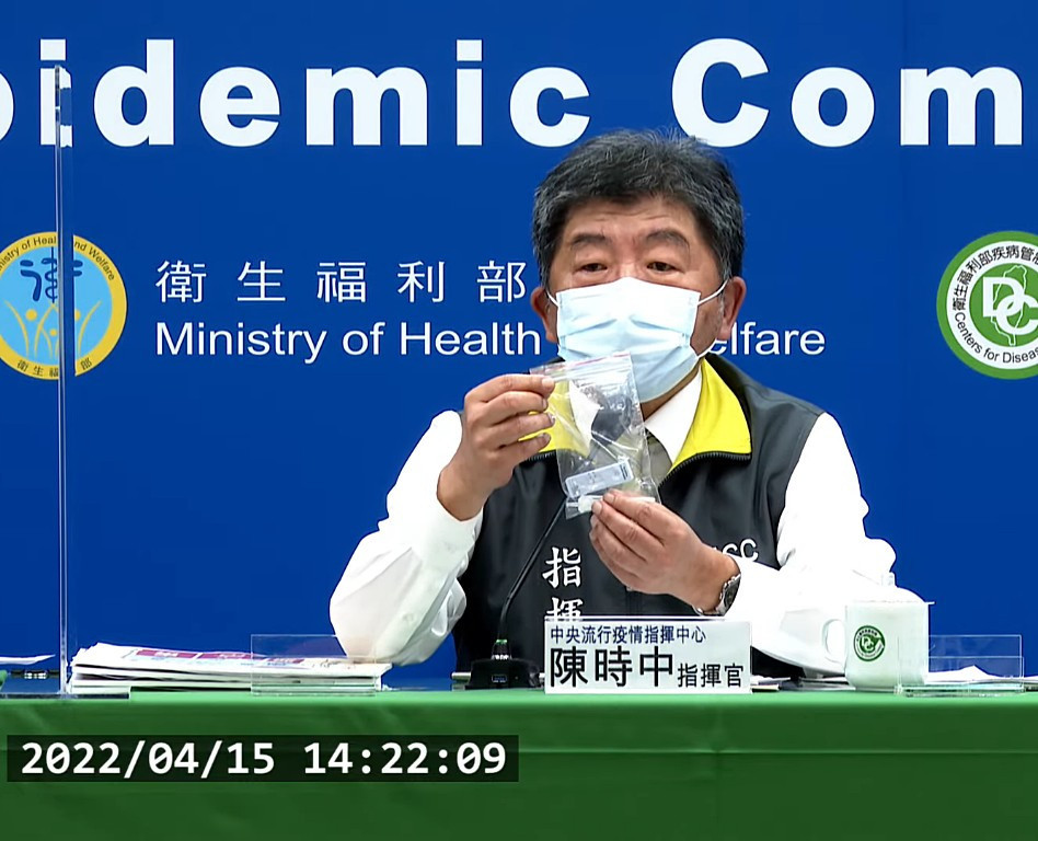 中央流行疫情指揮中心指揮官陳時中秀出用夾鏈袋包好的已使用快篩器材組，並表示快篩結果是「一條線」，意即自己新冠快篩陰性。（圖／衛福部疾管署YouTube）