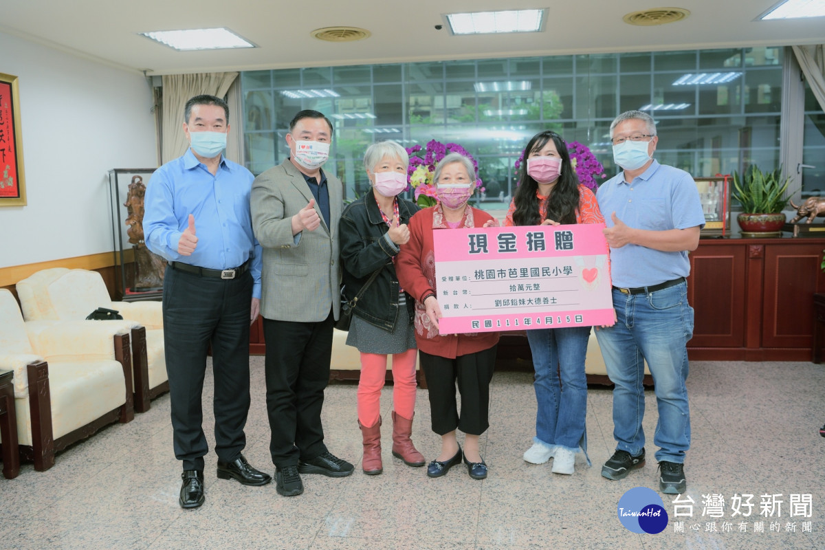 受贈學校的校長，到議會參與受贈儀式<br />
<br />
