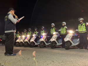 學甲警分局結合科技與民力，啟動護瓜勤務，保障農民收益。(學甲警分局提供)