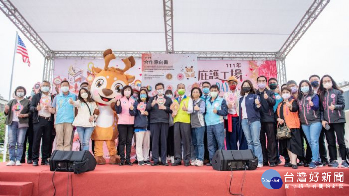 市長和與會來賓合影<br /><br />
<br /><br />
