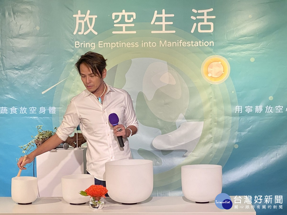 花博首獎得主藍米克用水晶缽療癒地球
