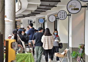 卦山村美學生活聚落「布達廣場」開幕，人潮熱鬧滾滾。圖／記者鄧富珍攝