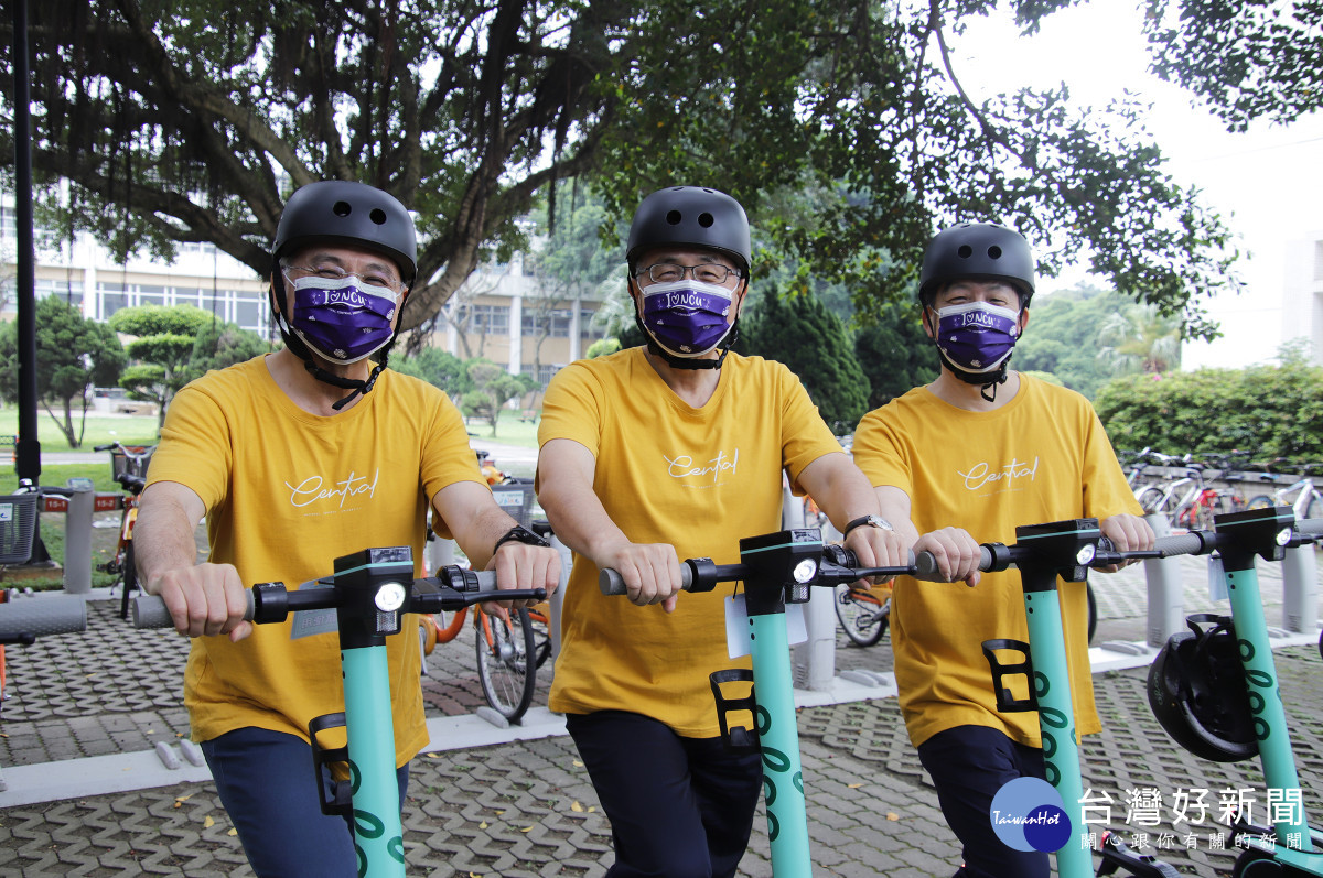 中央大學引進oloo共享電動滑板車，校長周景揚(中)、副校長吳瑞賢(左)和總務長楊智斌(右) 試乘體驗，享受快速便捷的共享交通。