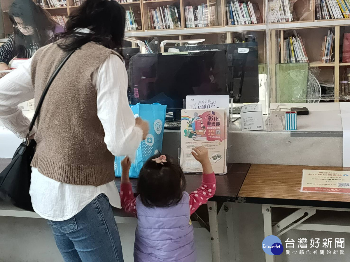 彰化書香節「穿越繪本任意門」鼓勵親子閱讀。圖／記者鄧富珍攝