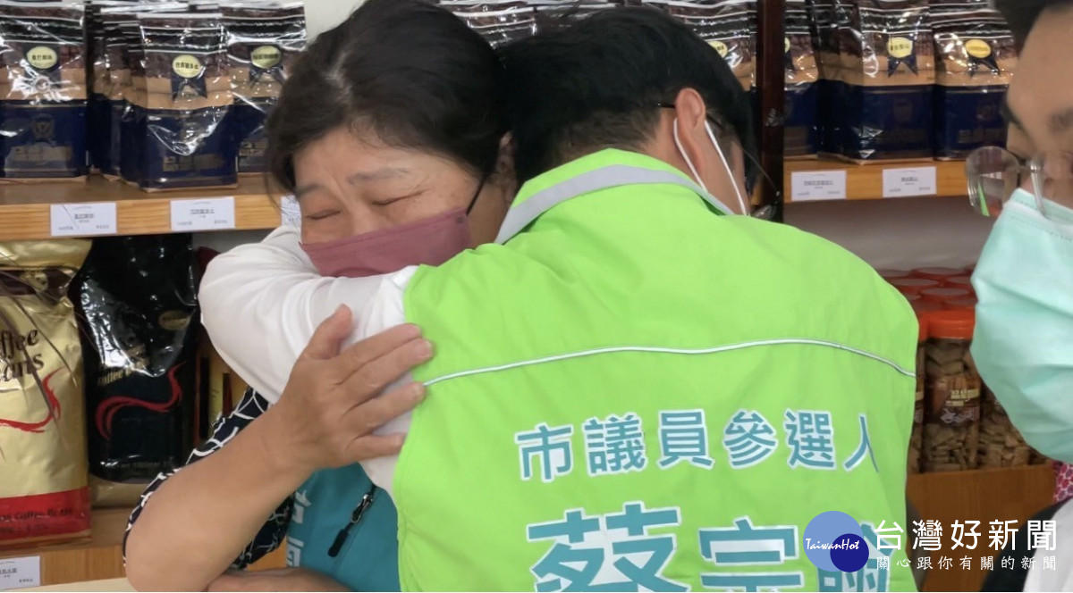 蔡宗翰在記者會上與母親相擁,指稱對手是惡意攻擊。(翻攝照片)