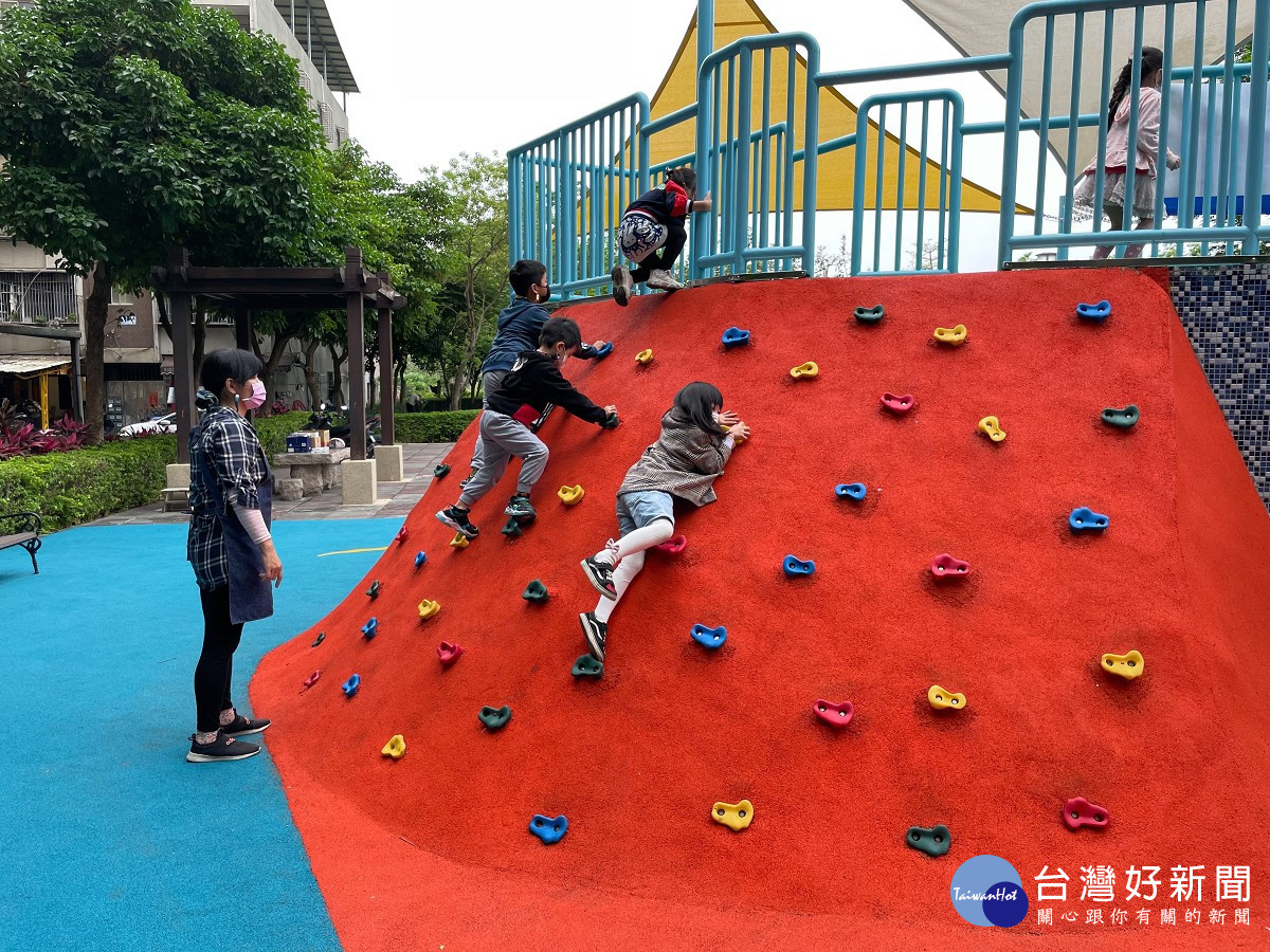 片仔溝公園遊戲場結合攀爬設施，訓練孩子們肌耐力及協調的體能，打造富有挑戰性且具特色的兒童遊戲場