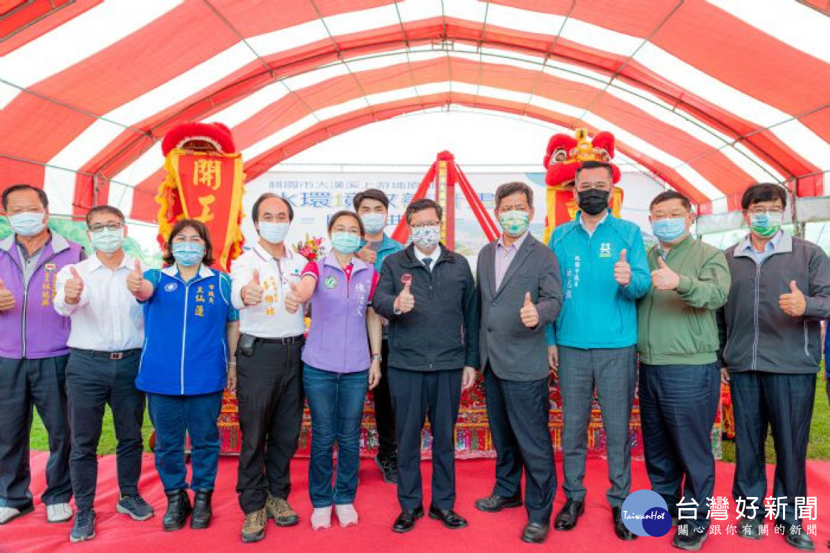 市長和與會來賓合影。<br /><br />
<br /><br />
