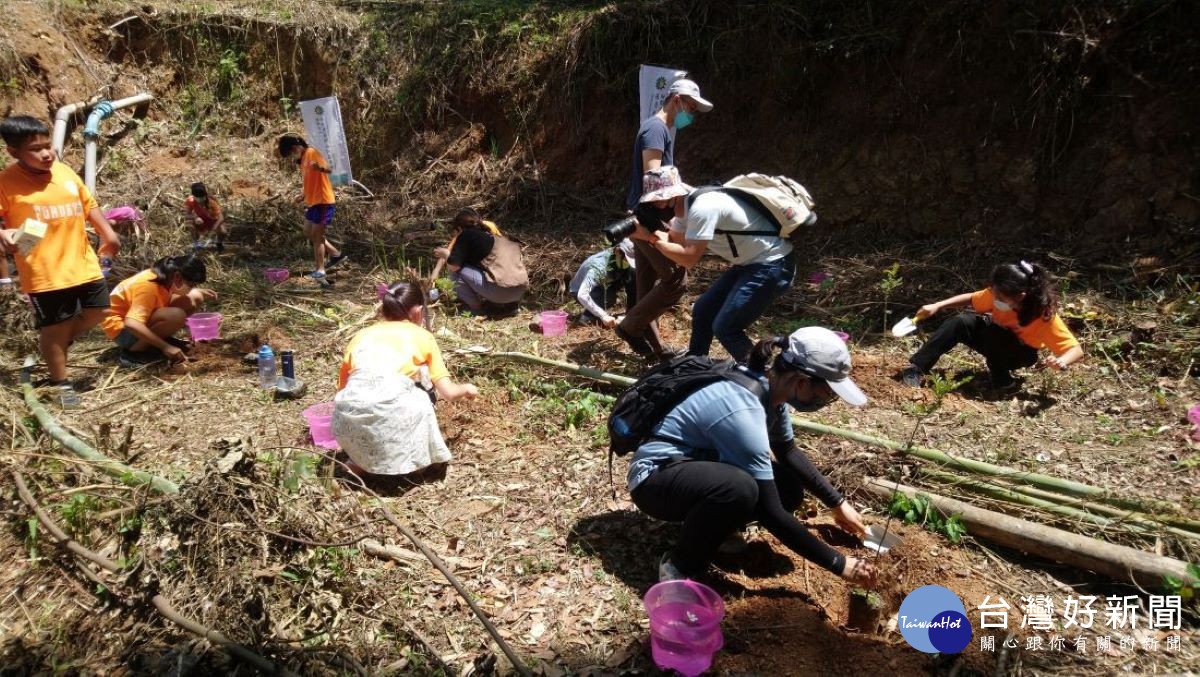 水里國小師生30人共襄盛舉，一起歡樂地種下充滿希望的小樹苗。（記者吳素珍攝）