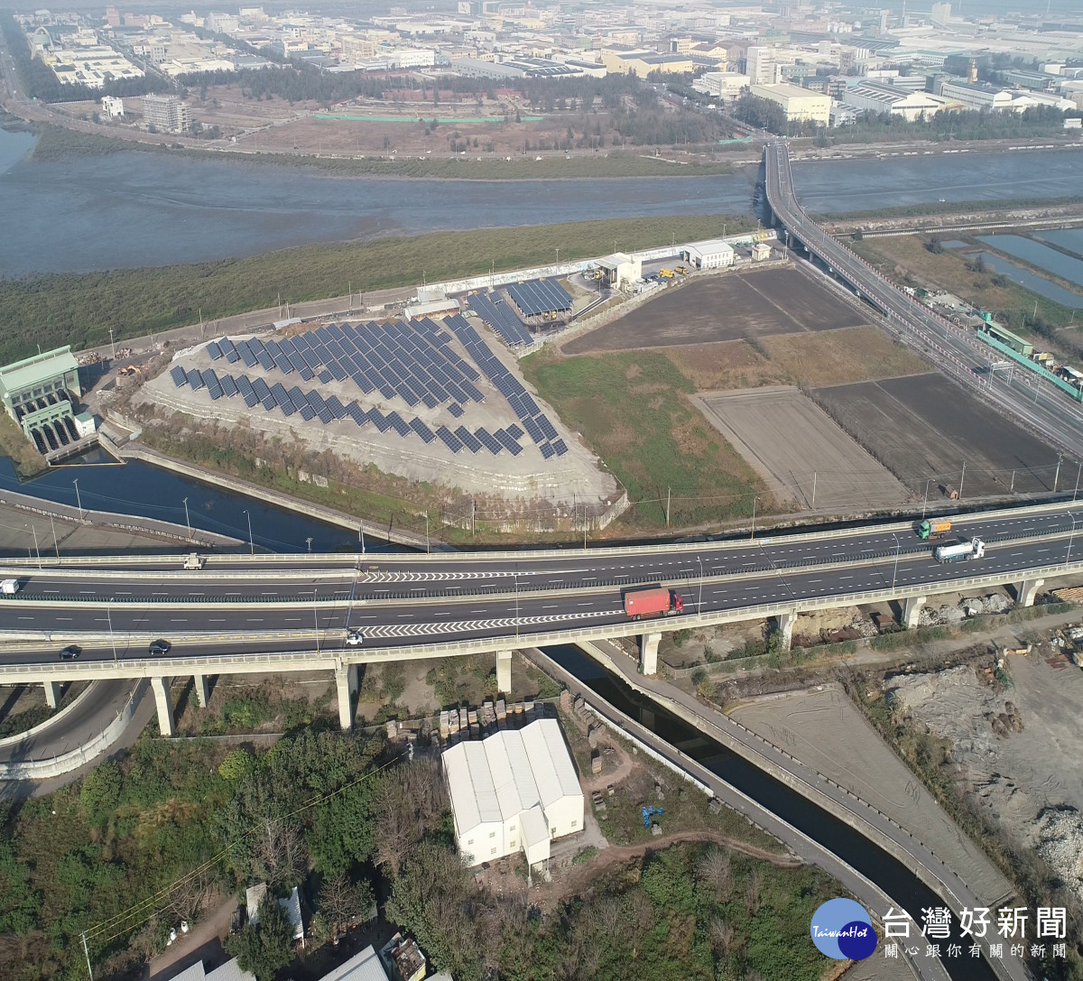 鹿安橋銜接西濱橋下道路工程現況空拍圖。圖／彰化縣政府提供