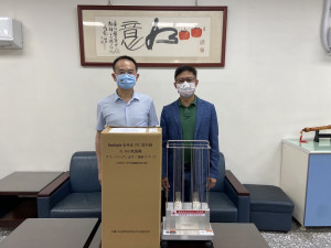 南投警友辦事處主任謝學欣（右）贈分局紫外線殺菌機，分局長潘仕能感謝警友夥伴的支持。（南投分局提供）