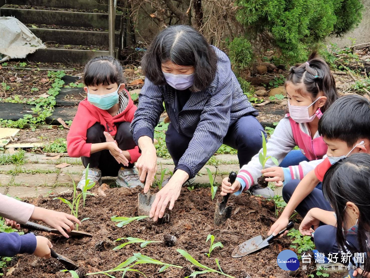 世界地球日上湖國小老師帶領學童種菜一起愛地球