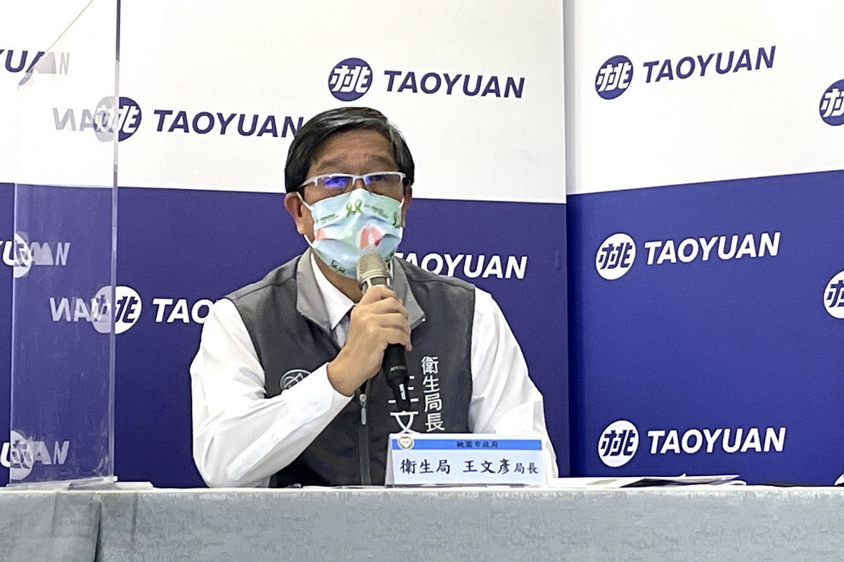 桃園市政府衛生局長王文彥說明桃園某醫院感染事件 。