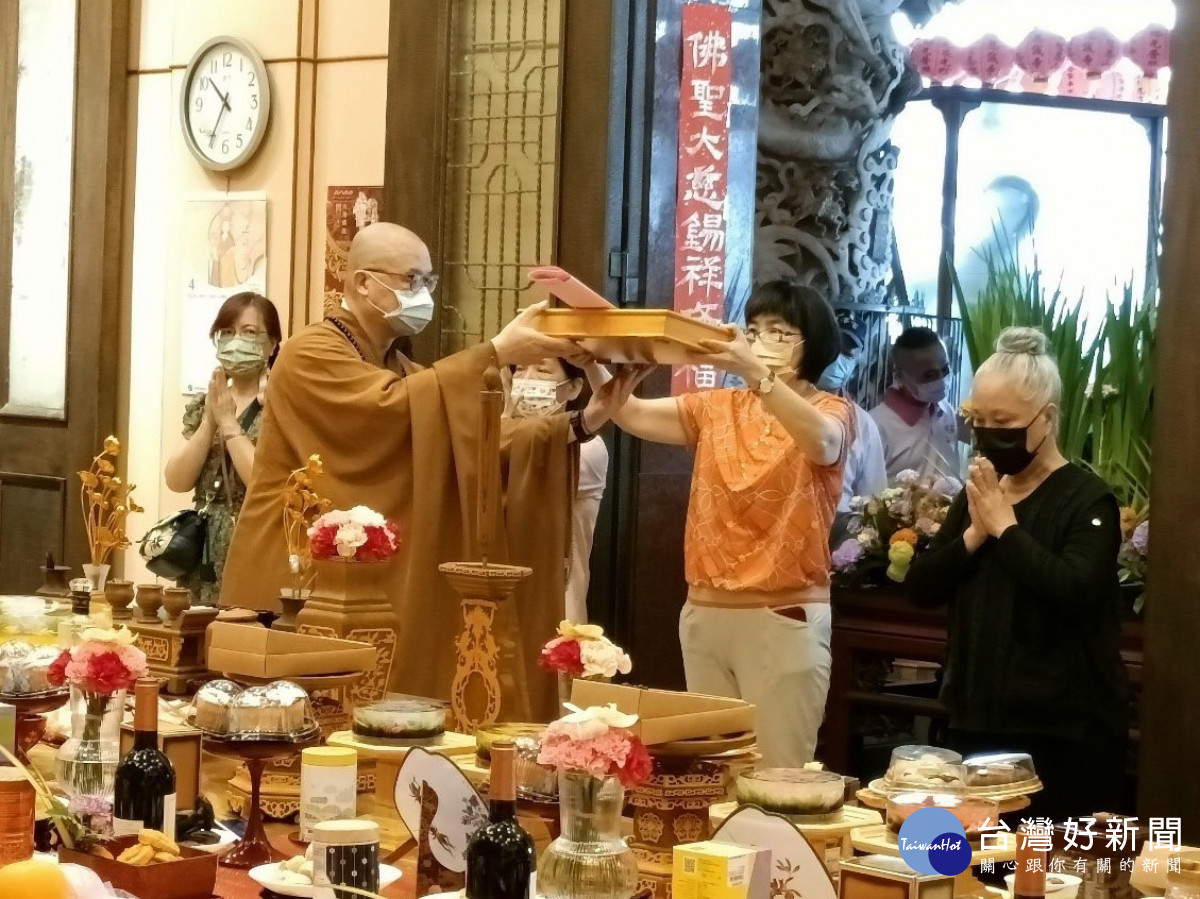 聖慈山慈誠寺舉行法會3年圓滿大典   社會局長張錦麗代表上山致意  祈求疫情早退   市民安康   左為住持常源方丈