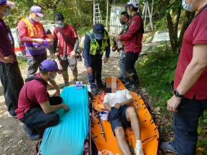 登山天氣炎熱昏倒，警、消合力救援。