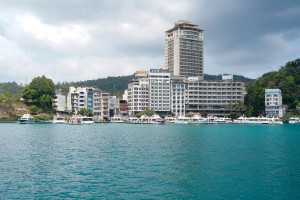 許淑華立委規劃在日月潭推動低碳旅遊，並由交通部逐步輔導遊艇業者購置電動船，減少空氣汙染的問題。(圖/許淑華立委服務處)