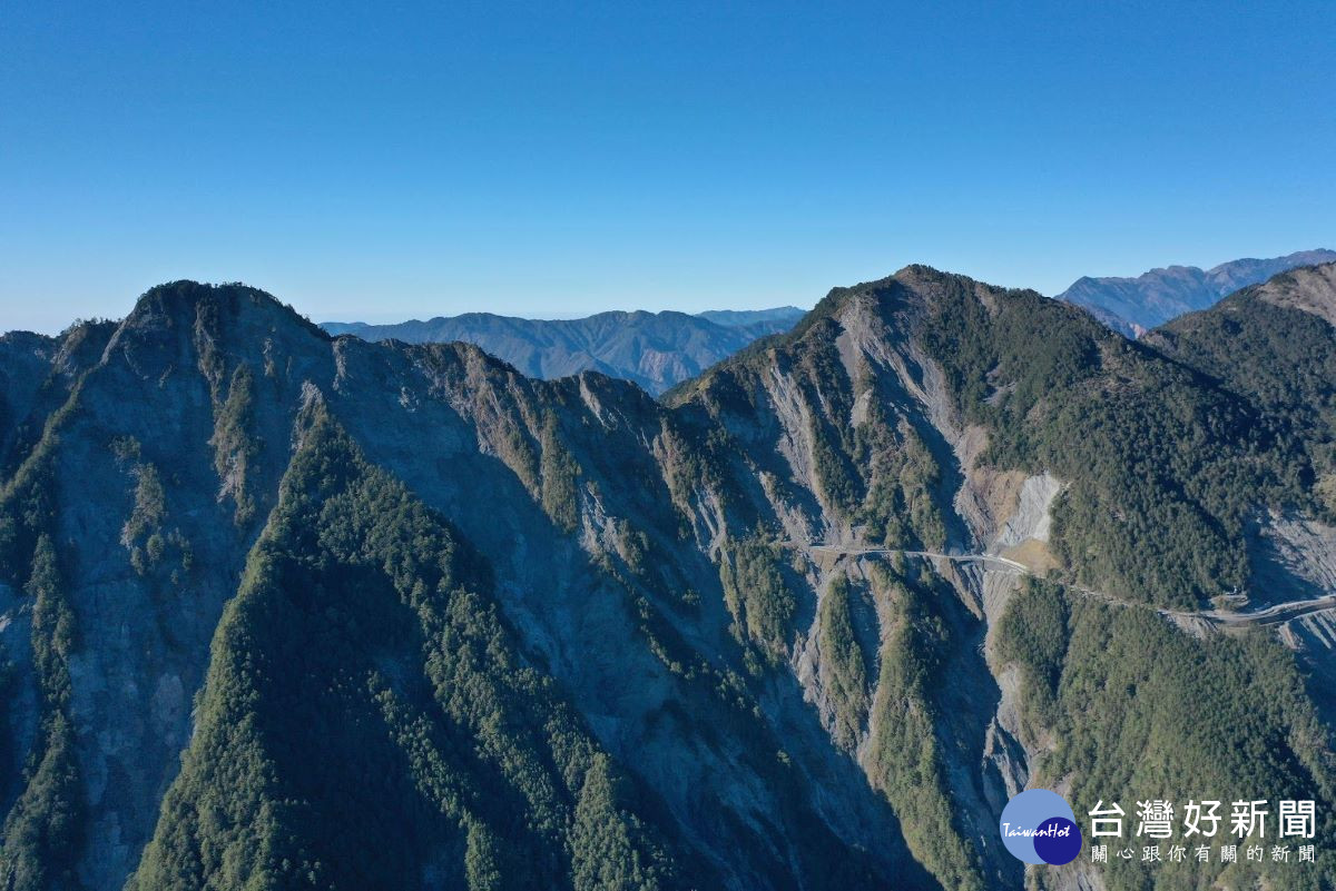 《迴轉生命的脈動－玉山南橫行》劇照：關山嶺山及南橫公路。（圖片玉管處提供）