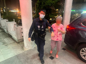 老婦人施打疫苗迷途，警即時協助平安返家。
