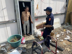 暖心警所送愛心，長期關懷濟助弱勢獨居老人。