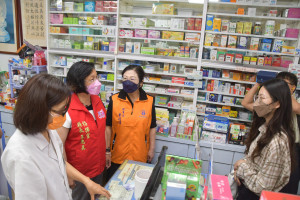 縣長王惠美前往花壇「善生藥局」探巡快篩試劑販售情形。圖／記者鄧富珍攝
