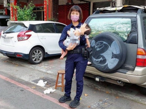▲女警第一次暫時照顧寶寶讓她有些手忙腳亂，但很驚喜民眾對警方能如此放心，也很開心能協助民眾。