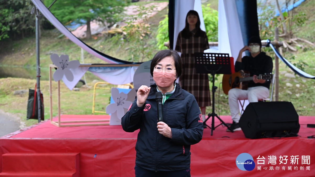 客家局長黃傅淑香致詞，歡迎大家參與桐花祭。<br />
