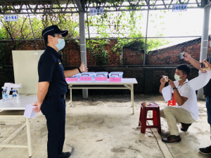 嘉義縣水上警分局今天下午說明疫情，目前確診加居隔人數共33人／警方提供