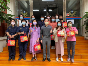 竹山分局贈送每位女性員工母親節小禮。（竹山分局提供）