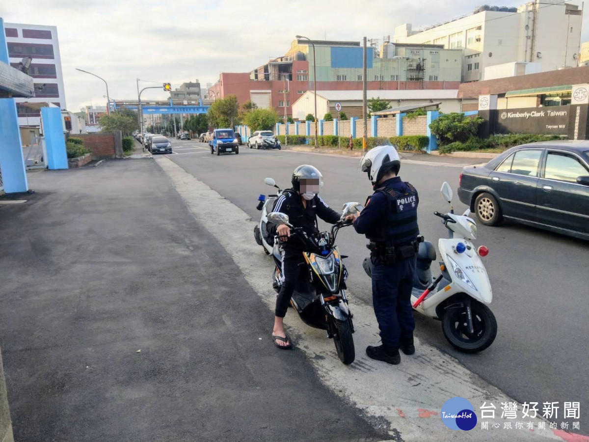 立法院三讀通過，電動自行車將納管，大園警持續宣導取締。