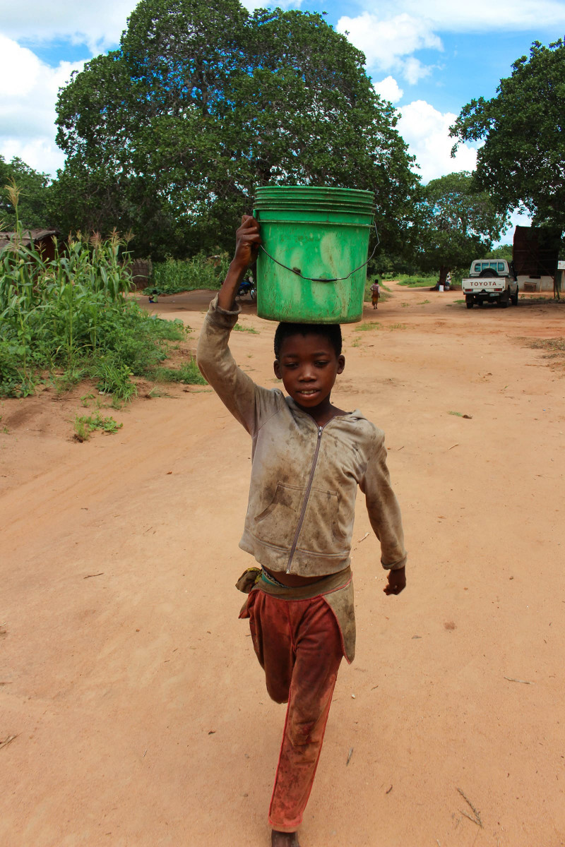 莫三比克14歲的男孩德西奧回憶以前取水的艱辛日子表示,每次走到河邊都要兩小時(台灣世界展望會提供)