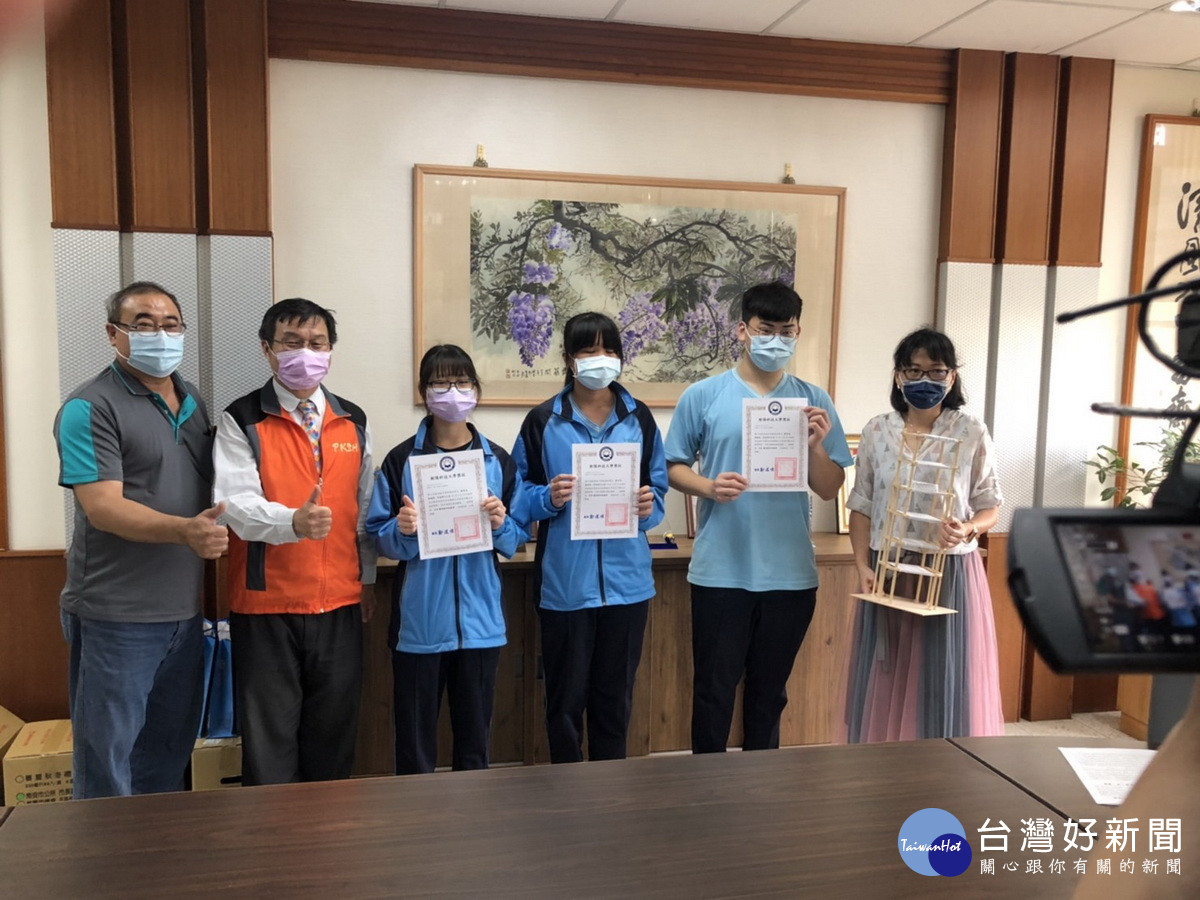投高同學在朝陽抗震盃競賽中獲二項獎。（投高提供）