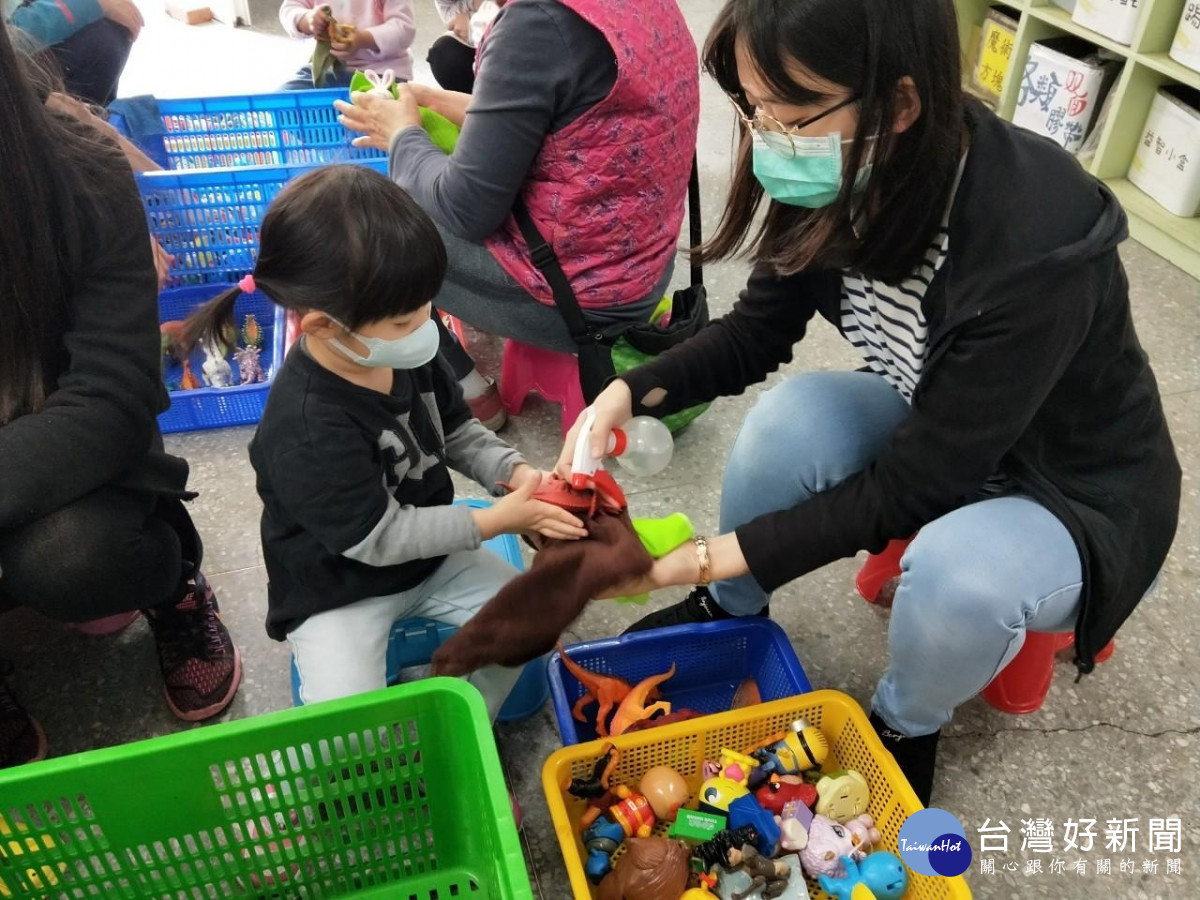 台灣玩具圖書館協會在發揮協會理念，將快樂帶給社會的同時，也提供許多失業者在地就業工作機會。(照片為疫情前拍攝)<br />
