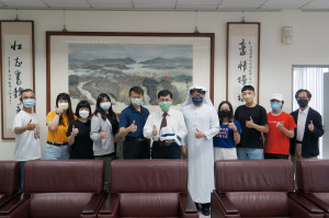 許校長接見完成任務的同學。（南開科大提供）