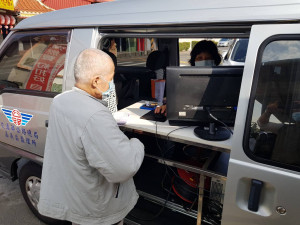 為關懷高齡駕駛人用路安全，嘉義市監理站每月定期與轄區衛生所跨機關合作，提供75歲高齡駕駛人體檢及認知功能測驗之換駕照服務／嘉義市監理站提供