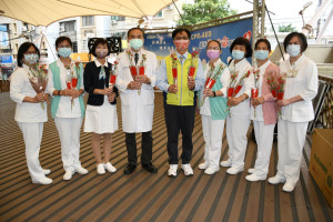 林世賢市長贈康乃馨提前向護理人員賀節。圖／彰化市公所提供