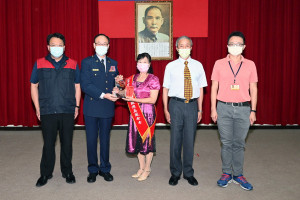 陳美鳳榮獲警政署今年模範母親殊榮。（南投縣警局提供）