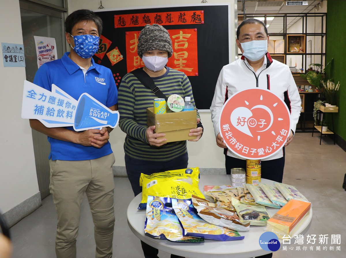 侯友宜致贈關懷箱給秦女士（中）  左為金車大塚日籍總經理船木真