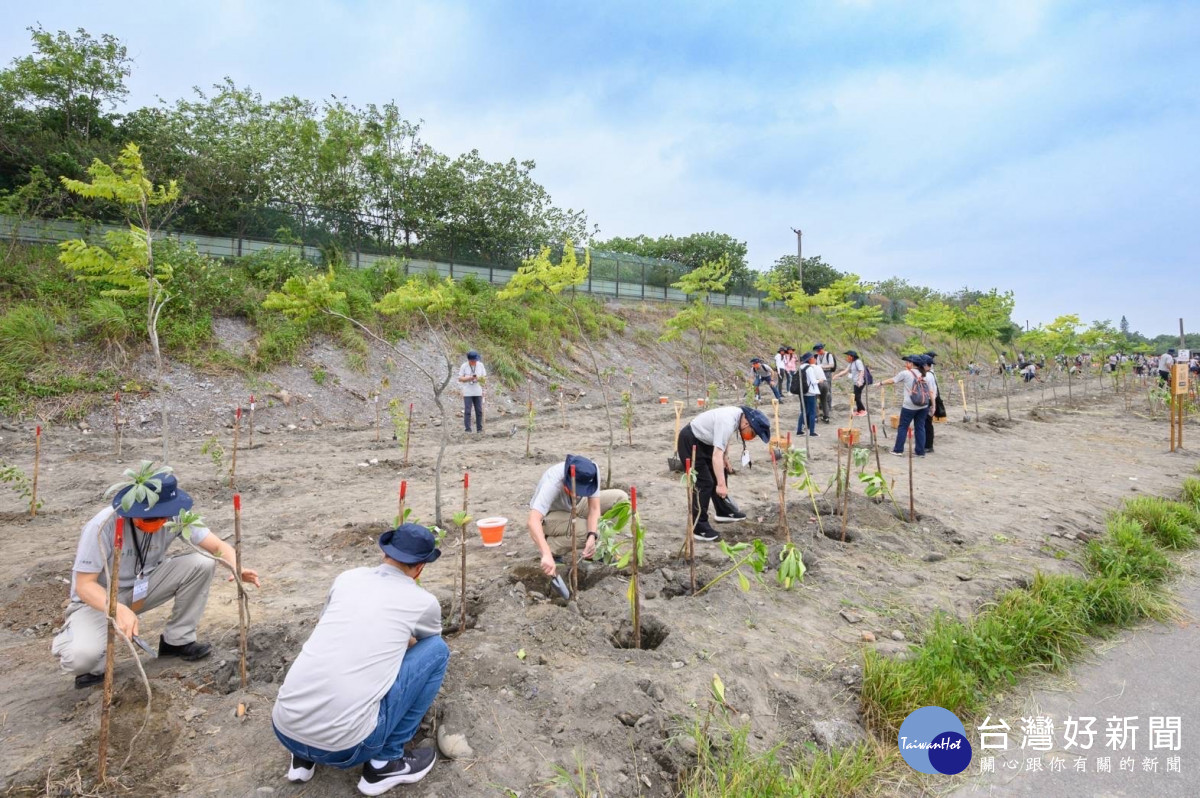 台灣高鐵公司與行政院農業委員會林務局合作舉辦「共植美好」低碳永續行動。<br /><br />
<br /><br />
