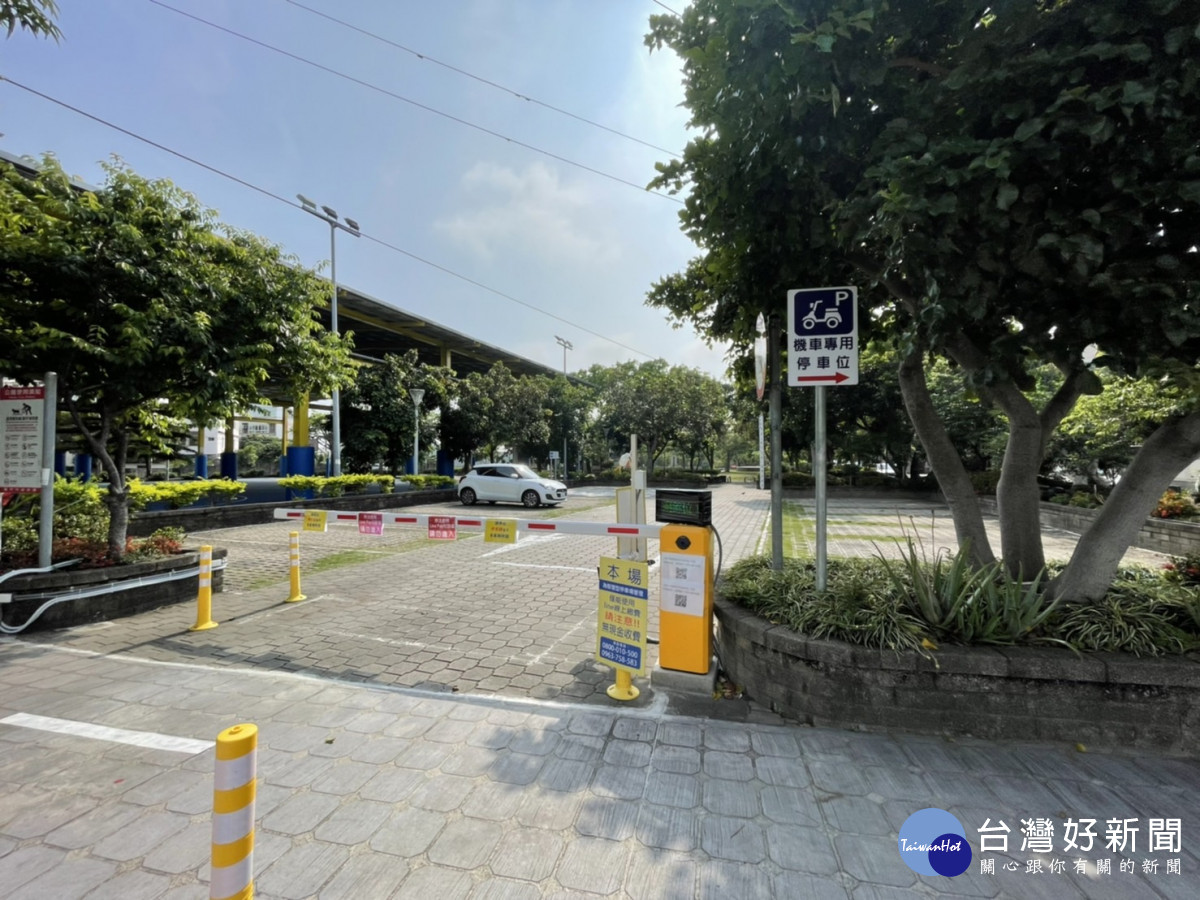 三和公園停車場只能用Line pay支付費用，常有加使人無法付費，車輛被關在裡面，現在沒人敢停，變成蚊子停車場。