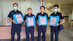 台西警友辦事處捐贈關懷包慰勉警察同仁／警方提供