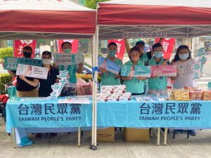 台灣民眾黨嘉義市黨部今天舉辦「民眾與妳、捐血抗疫」活動，前100名捐血民眾獲贈新冠病毒快篩試劑乙組／台灣民眾黨嘉義市黨部提供