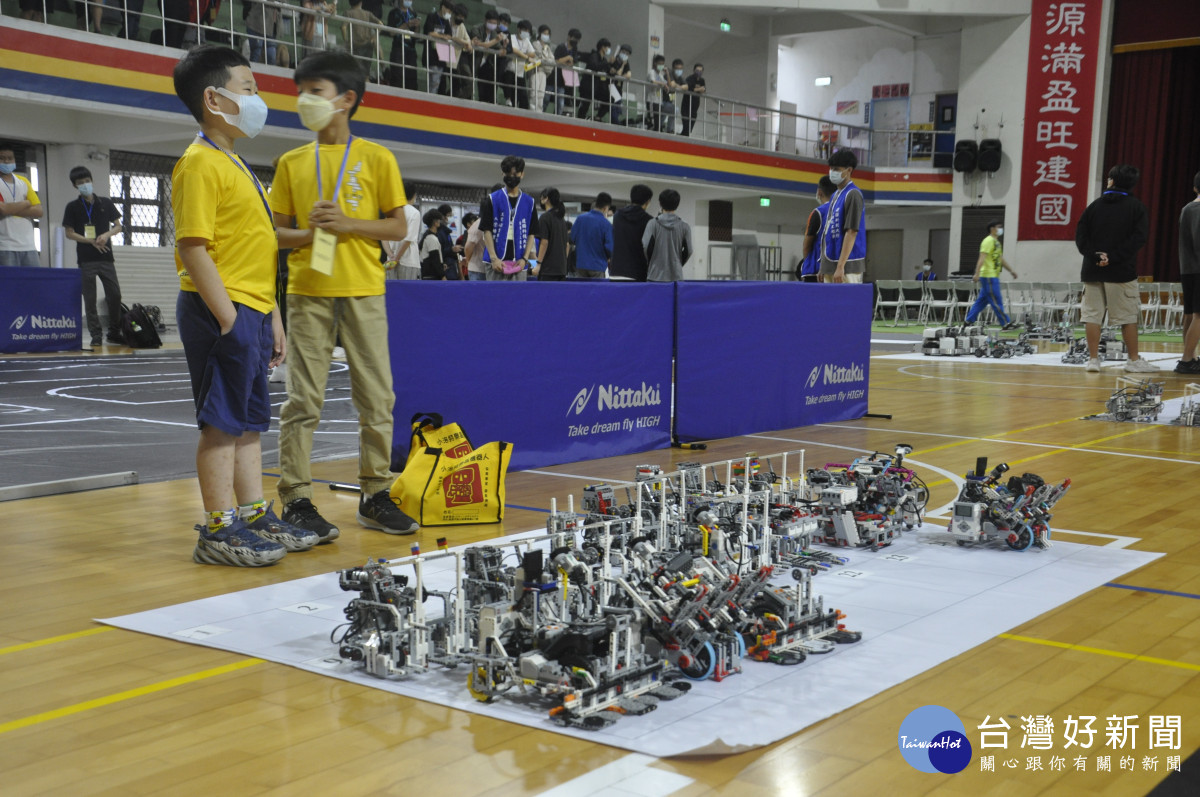 .工業機器人競賽風吹進國小校園，玩工業機器人小朋友越來越多，他們也是未科技的尖兵。